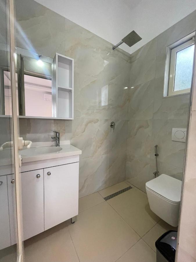 John'S Holiday Home Влёра Экстерьер фото